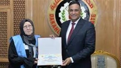 محافظ الدقهلية يكرم الأم المثالية الأولى على الجمهورية
