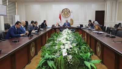 وزير العمل يترأس اجتماع اللجنة المُختصة بصياغة الملاحظات على 