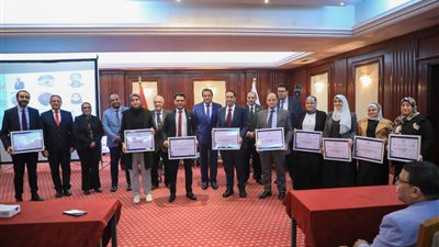 وزير الصحة يكرم أول دفعة من أطباء الأمراض الصدرية لاجتيازهم الاختبار المؤهل لدبلومة 