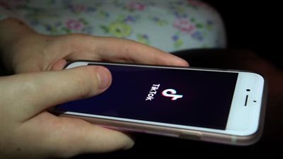 كيف يحمي تيك توك الشباب عبر الإنترنت؟