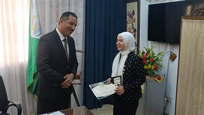 وكيل تعليم الجيزة يكرم الطالبة خديجة عمر كنموذج مشرف وموهبة متميزة 