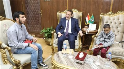 تقديرا لتميزهم.. محافظ المنوفية يكرم طالبين مكفوفين من حفظة القرآن