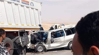 الدماء غرقت الأسفلت.. مصرع 8 أشخاص في حادث مروع بطريق السخنة