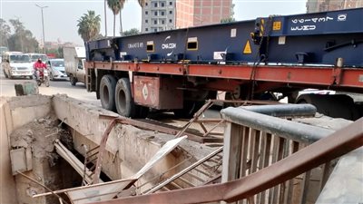 بالصور.. اصطدام «تريلا» بالحاجز الحديدي على طريق إسكندرية الزراعى