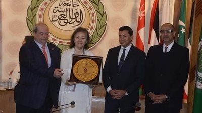 رئيس الاتحاد الدولي للطائرة جلوس تشيد بدعم وزير الرياضة لذوي الهمم