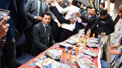 وزير الرياضة يشارك شباب وأهالي المطرية في أكبر إفطار جماعي 