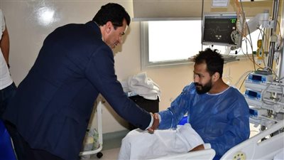 وزير الرياضة يزور أحمد رفعت بمستشفى وادى النيل للاطمئنان على حالته الصحية