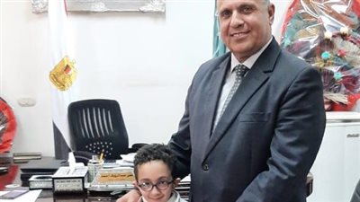 مدير تعليم الشرقية يكرم طالب بمرحلة رياض الأطفال لمواهبه المتميزة