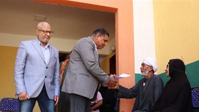 محافظ أسوان: تسليم المفاتيح وتسكين 35 أسرة من متضررى السيول