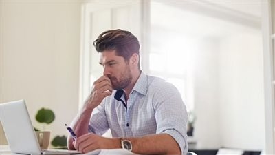 لماذا ننسى بعض الذكريات ونتذكر الأخرى؟