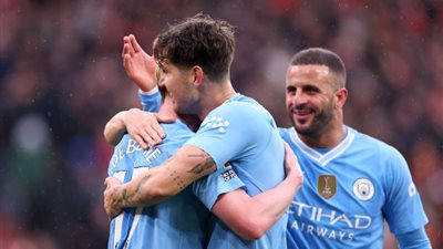 جوارديولا يعلن غياب مدافع الفريق عن قمة ريال مدريد