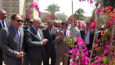 رئيس جامعة المنيا يفتتح معرض الربيع بكلية الزراعة