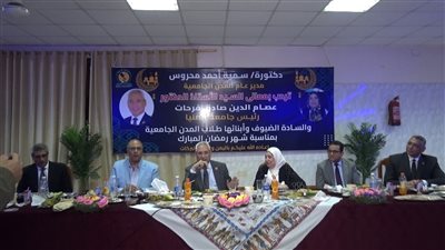 رئيس جامعة المنيا يلتقي طلاب المدن الجامعية على مائدة إفطارهم