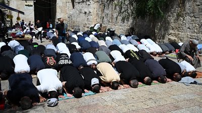  120 ألفا يؤدون صلاة الجمعة الأخيرة في رمضان بالمسجد الأقصى