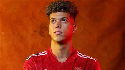 محمد يوسف يصدم الأهلاوية بسبب ارتداء أمام عاشور الفانلة الحمراء! 