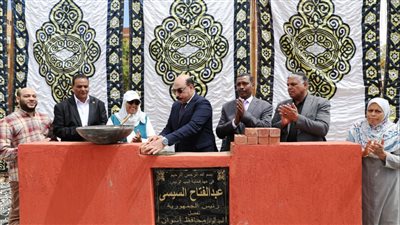محافظ أسوان يضع حجر الأساس لتدشين مجمع مدارس الأحمدية للتعليم الأساسى