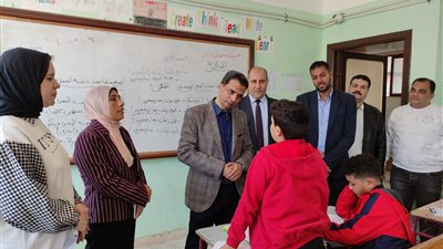 وكيل تعليم كفر الشيخ يتفقد المدارس ويطمئن على انتظام العملية التعليمية ويناقش الطلاب
