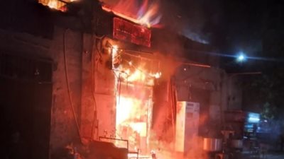 الحماية المدنية تسيطر على حريق ورشة خراطة في أسيوط (صور)