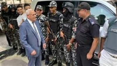 فى أول أيام العيد.. محافظ بورسعيد يهنئ رجال الشرطة