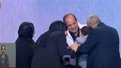 «السيسي» أثناء الاحتفال بعيد الفطر مع أسر الشهداء: مش هننسى تضحياتهم أبدا
