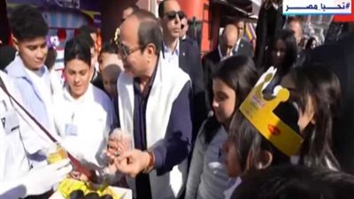 الرئيس السيسي يقدم الحلوى والهدايا لأبناء الشهداء في احتفالية عيد الفطر 