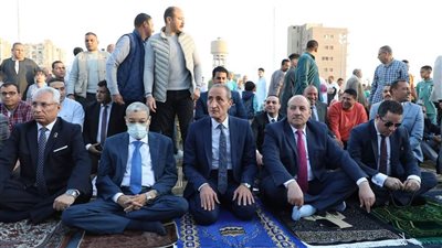 محافظ المنيا يؤدي صلاة عيد الفطر بساحة مدرسة الفريق صفى الدين أبوشناف