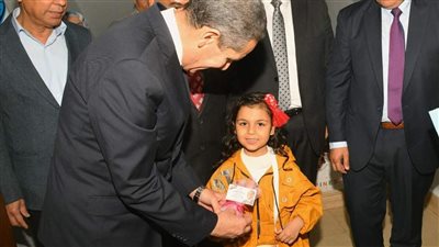  محافظ الغربية يشارك الأيتام فرحة العيد.. ويوزع هدايا الرئيس على الأهالي
