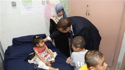 محافظ المنوفية يزور مصابي غزة بمستشفى حميات شبين الكوم ويقدم التهنئة بالعيد