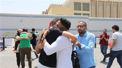 بالأحضان والدموع.. فرحة أهالي المفرج عنهم أمام مراكز الإصلاح والتأهيل