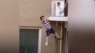 إصابة طفل إثر سقوطه من الطابق الثاني بالعجوزة