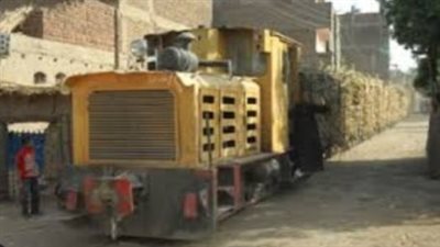 إصابة 8 أشخاص في حادث تصادم سيارة ميكروباص وقطار محمل قصب بقنا 