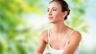 كيف تحصلين على توهج طبيعي للبشرة دون التشمس؟