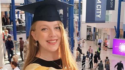 أدت إلى سوء التغذية.. مرض نادر يُجبر امرأة على تناول 4 أطعمة 