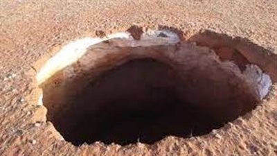 انهيار أرضي مفاجئ بعمق 2 متر في طريق طناح بالدقهلية