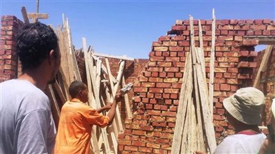 محليات أسوان تعمل على إزالة لمخالفات وتفريغ صناديق القمامة وصيانة أعمدة الإنارة