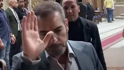 أحمد عبد العزيز ينفعل على المصورين أثناء عزاء شيرين سيف النصر (صور)