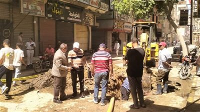 محافظ المنيا يتابع أعمال إصلاح كسر ماسورة مياه بشارع الجمهورية بمركز مغاغة