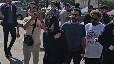 أحمد حلمي ومنى زكي والسقا في جنازة صلاح السعدني (صور)