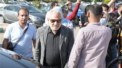 أول ظهور للفنان سامح الصريطي بعد تعرضه لوعكة صحية في جنازة صلاح السعدني 