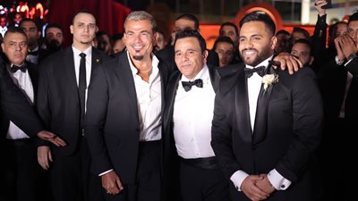 عمرو دياب يصل حفل زفاف نجل محمد فؤاد (صور)