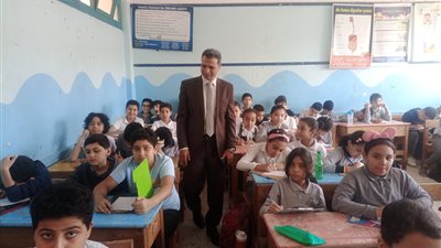 وكيل تعليم بكفر الشيخ يتابع امتحانات المهام الأدائية والعملى