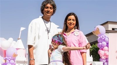 هبة مجدي تخفي وجه ابنتها دهب أثناء الاحتفال بعيد ميلادها.. شاهد الصور