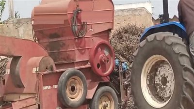 جذبته من ملابسه.. «دراسة» تأكل مزارع يوم دخول محصول الفول بسوهاج