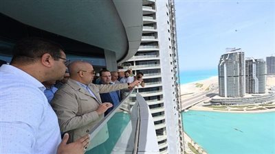 خلال جولته بالعلمين الجديدة.. وزير الإسكان يتفقد «الأبراج الشاطئية» وكمبوند «مزارين» 