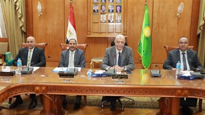 رئيس جامعة المنوفية يترأس اجتماع لجنة المنشآت الجامعية.. تعرف على أهم ماجاء فيه