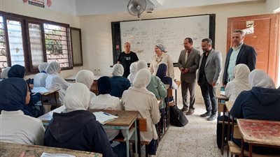 مدير تعليم القليوبية تتابع فعاليات المراجعات النهائية لمجموعات التقوية المجانية بالخانكة