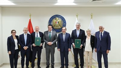 وزيرا الصحة والبترول يشهدان توقيع اتفاقيتين للمساهمة قطاع البترول في دعم الرعاية الصحية 