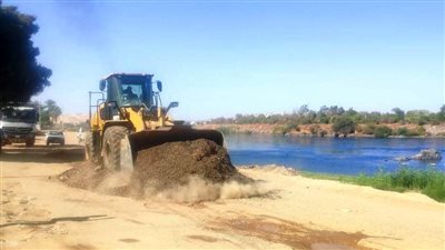 تنفيذًا لتعليمات المحافظ.. متابعة للمشروعات وتنفيذ أعمال النظافة العامة ورفع التراكمات بشوارع أسوان