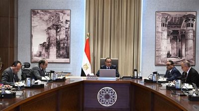 رئيس الوزراء يتابع الموقف التنفيذي للإفراج الجمركي عن البضائع في الموانئ 