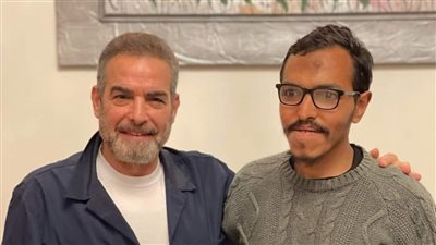 جبر الخواطر.. أحمد عبد العزيز يلتقي الشاب صاحب مشكلة عزاء شيرين سيف النصر في منزله